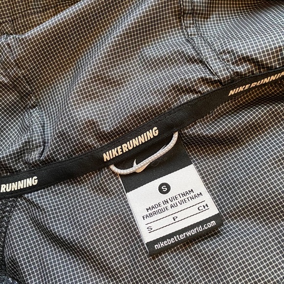 Nike Women’s Running Reflective Jacket with Hood - Picture 6 of 7